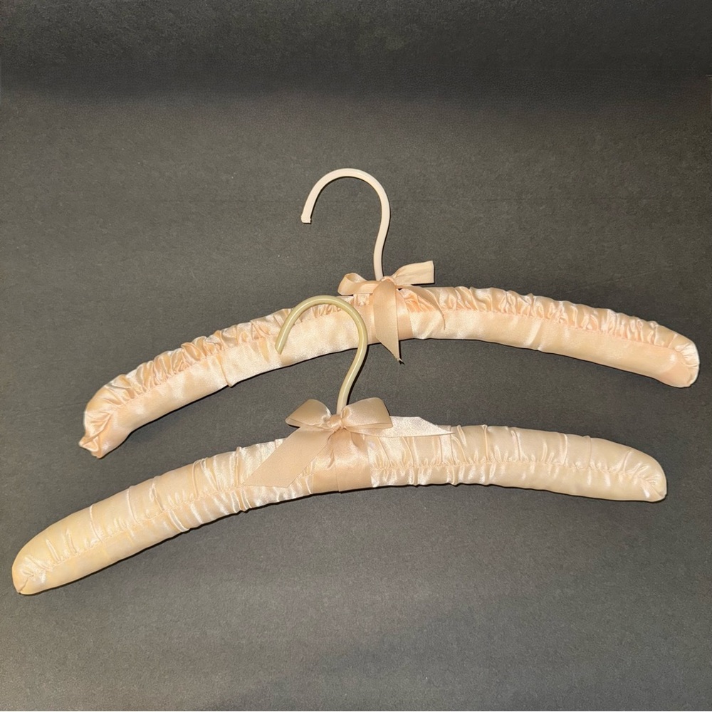 Set of 2 Soft Padded Satiny Padded Hangers for Delicate Clothes